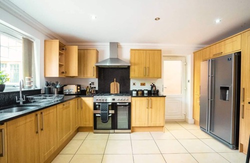 Marston Green House | Modern 10BR Retreat w/Wifi, Washer, Backyard and Sleeps 16+ near HS2, NEC & BHX