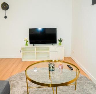 Bloemekenswijk Apartment | Modern 1BR & 1LR Apartment Next to City Center