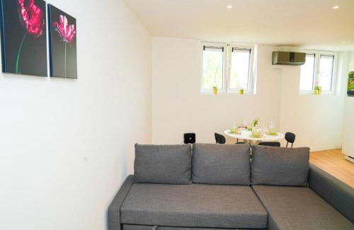 Bloemekenswijk Apartment | Modern 1BR & 1LR Apartment Next to City Center