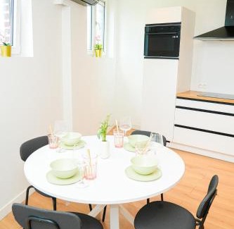 Bloemekenswijk Apartment | Modern 1BR & 1LR Apartment Next to City Center
