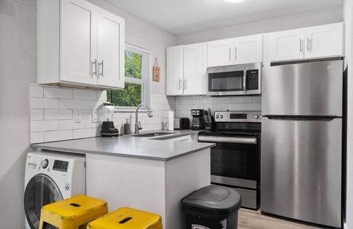 Hyde Park Apartment | Modern 1BR Near UT | Hyde Park | Evonify 3502