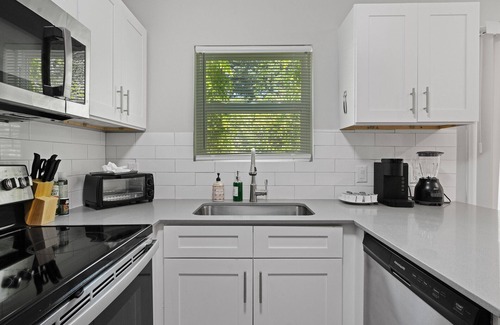Hyde Park Apartment | Modern 1BR Near UT | Hyde Park | Evonify 6173