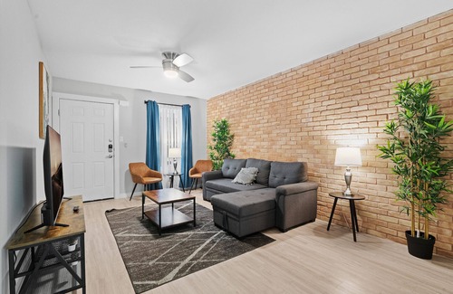 Hyde Park Apartment | Modern 1BR Near UT | Hyde Park | Evonify 6173