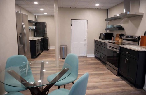 Roanoke Apartment | Modern 1BR - No Stairs - Quiet & Safe - Park Easy