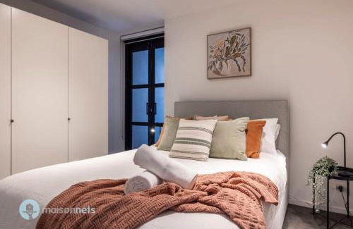 Kingston Apartment | Modern 2 Bdrm Apt with Water Views 2x Car Spots