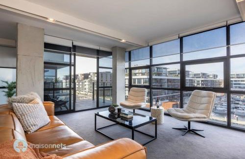 Kingston Apartment | Modern 2 Bdrm Apt with Water Views 2x Car Spots