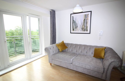 Basingstoke House | Modern 2 bed 2 bath apartment in town with balcony