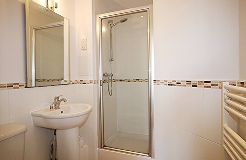 Basingstoke House | Modern 2 bed 2 bath apartment in town with balcony