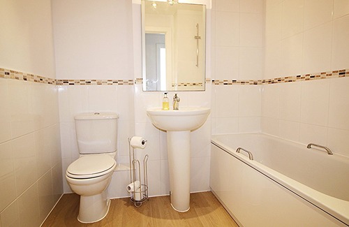 Basingstoke House | Modern 2 bed 2 bath apartment in town with balcony