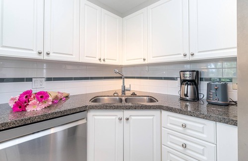 Victoria Condo | Modern 2 Bed 2 Bath and 5 Min Walk to Downtown and Seawalk