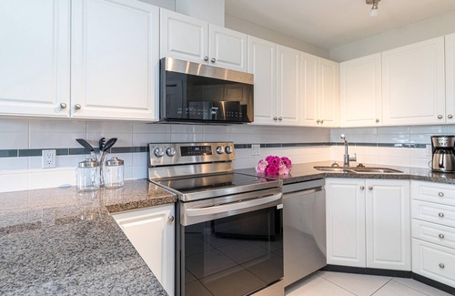 Victoria Condo | Modern 2 Bed 2 Bath and 5 Min Walk to Downtown and Seawalk