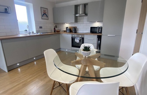 High Hazels Apartment | Modern 2 Bed Apartment/Free Parking/Near City/Self-Check In