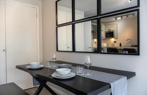 Maidenbower Apartment | Modern 2 Bed Apartment Near Gatwick
