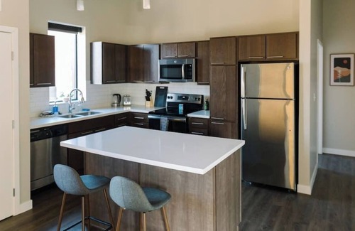 Downtown Des Moines Apartment | Modern 2 Bed Apt Downtown with Gym & Rooftop