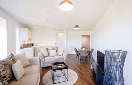 Bicester Apartment | Modern 2 bed, close to Bicester Village+ Parking