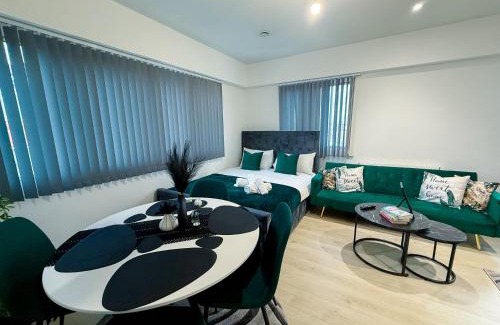 Harlington Apartment | Modern 2 Bed Flat by Heathrow Airport, Free Parking