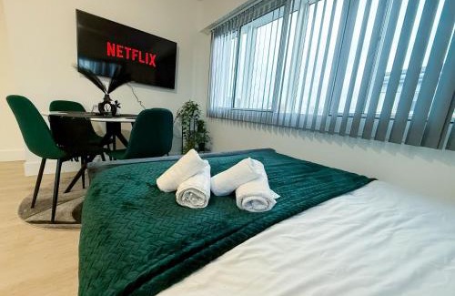 Harlington Apartment | Modern 2 Bed Flat by Heathrow Airport, Free Parking