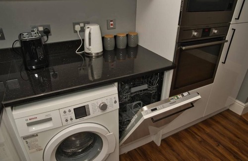 Ealing Common Apartment | Modern 2-Bed Flat in Ealing Broadway, Sleeps 5, Patio, Garden, Parking & Wi-Fi