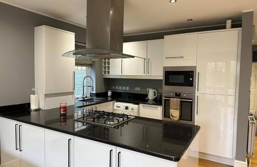 Ealing Common Apartment | Modern 2-Bed Flat in Ealing Broadway, Sleeps 5, Patio, Garden, Parking & Wi-Fi