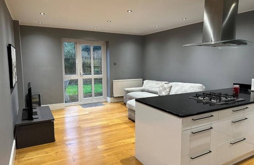 Ealing Common Apartment | Modern 2-Bed Flat in Ealing Broadway, Sleeps 5, Patio, Garden, Parking & Wi-Fi