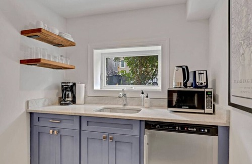 Truxton Circle Apartment | Modern 2 Bed Suite in historic townhouse w patio