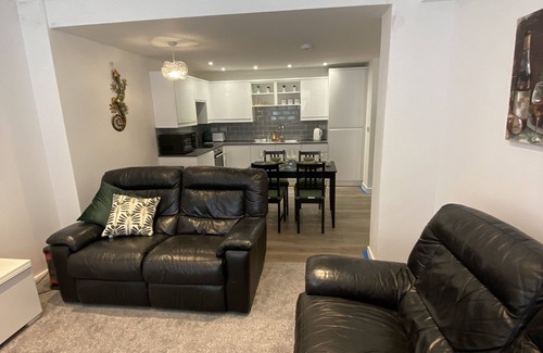 Upton Cheyney Apartment | Modern 2 bedroom apartment with car parking