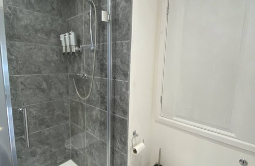 Upton Cheyney Apartment | Modern 2 bedroom apartment with car parking