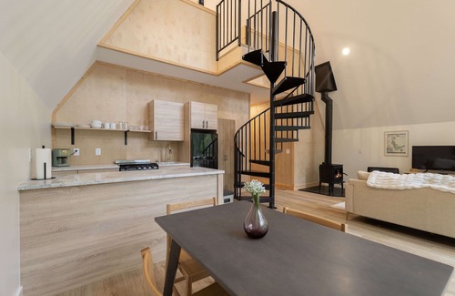 Monteagle Cabin | Modern 2-bedroom A-frame with WiFi, AC and hot tub in fabulous Monteagle