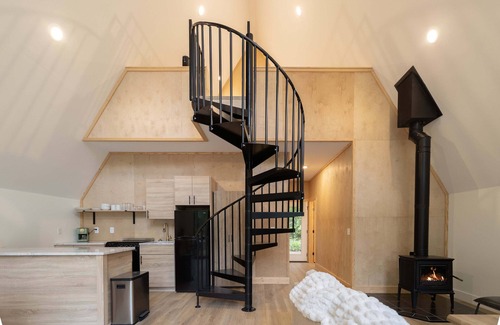 Monteagle Cabin | Modern 2-bedroom A-frame with WiFi, AC and hot tub in fabulous Monteagle