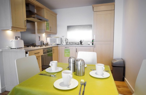 Newhaven Apartment | Modern 2 Bedroom Apartment with FREE Underground parking and Wi-Fi