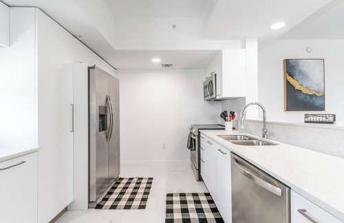 Parkside Apartment | Modern 2-bedroom apartment w/Pool near beach and airport