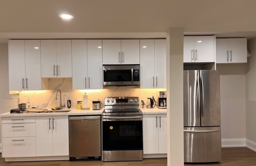 Richmond Hill House | Modern 2 Bedroom 1 Parking Basement Unit