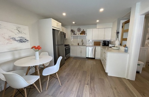 West Vancouver House | Modern 2 bedroom with Ocean Views, Pool & Hot Tub in Great Location!