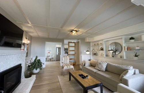 West Vancouver House | Modern 2 bedroom with Ocean Views, Pool & Hot Tub in Great Location!