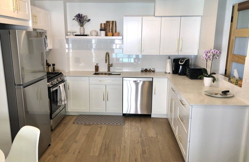 West Vancouver House | Modern 2 bedroom with Ocean Views, Pool & Hot Tub in Great Location!