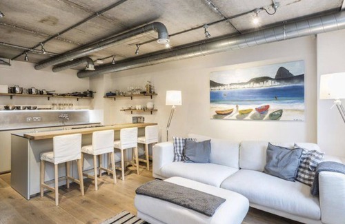 Cathedrals Apartment | Modern 2 bedroom flat in central London
