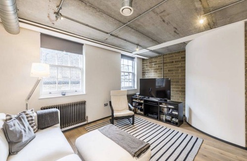 Cathedrals Apartment | Modern 2 bedroom flat in central London