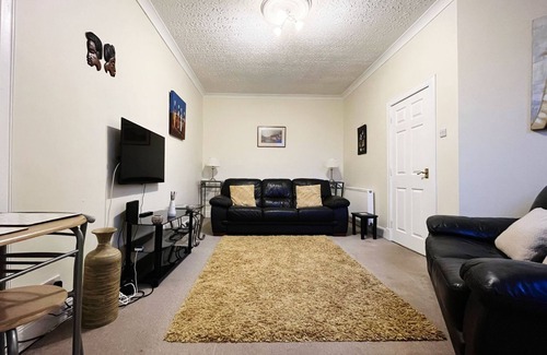 Methil Apartment | Modern 2 Bedroom Flat Near Train & Bus stations & near beach