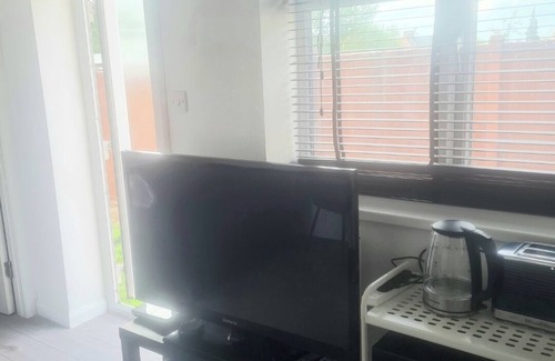 Hillingdon House | 🏡 *Modern 2-Bedroom Flat with Sofa Bed: Your Home Near London's Heart!*