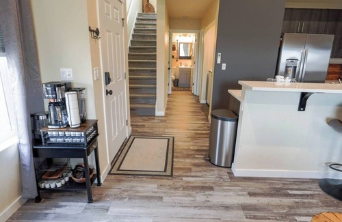 Grand Mound House | Modern 2 Bedroom Home Outdoor Patio & Fenced Yard