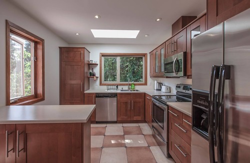 West Vancouver Apartment | Modern 2 beds top apartment surrounded by nature