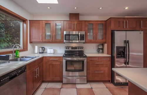 West Vancouver Apartment | Modern 2 beds top apartment surrounded by nature