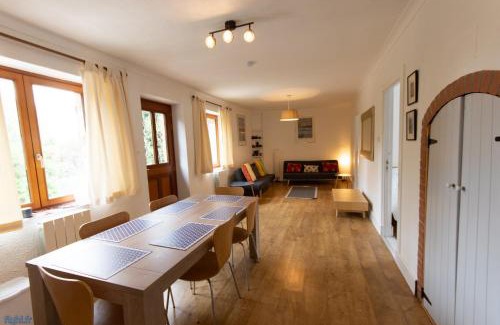 Brece Apartment | Modern 2 Twin Bed Gite can sleep up to 6