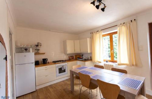 Brece Apartment | Modern 2 Twin Bed Gite can sleep up to 6