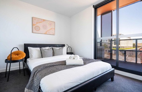 Hawthorn Apartment | Modern 2B Apt with Views Near Swinburne University