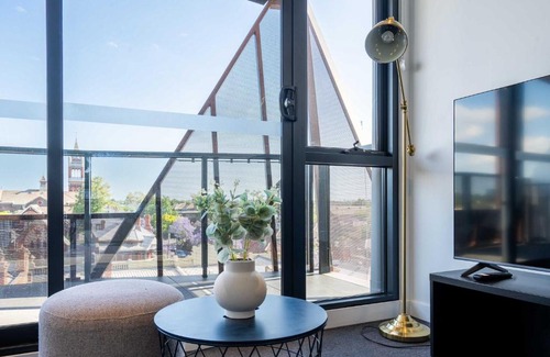 Hawthorn Apartment | Modern 2B Apt with Views Near Swinburne University