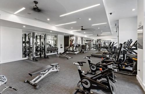 Cherry Apartment | Modern 2BD - 5 Min DT, Gym, Parking, W-D - Sleeps 12