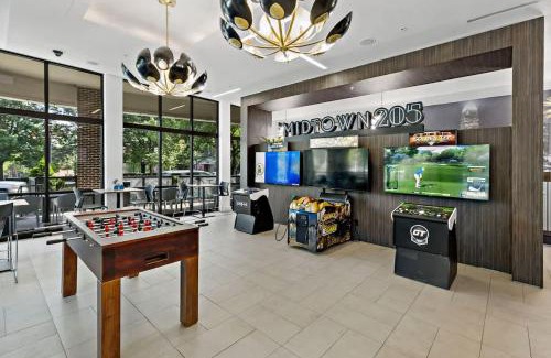 Cherry Apartment | Modern 2BD - 5 Min DT, Gym, Parking, W-D - Sleeps 12