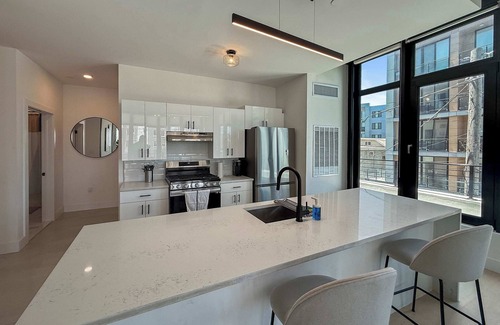 Olde Kensington Apartment | Modern 2BD in NoLibs | Sleeps 6 | Great Location