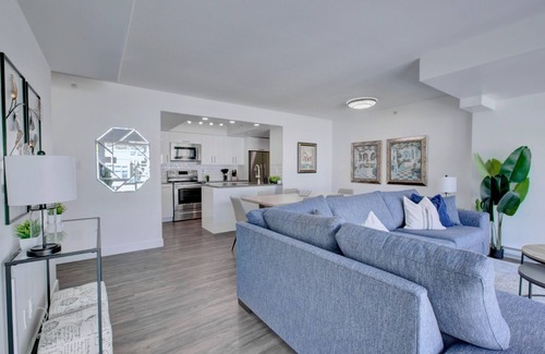 Downtown Vancouver Condo | Modern 2BR/2BA Retreat King Bed Desk Views